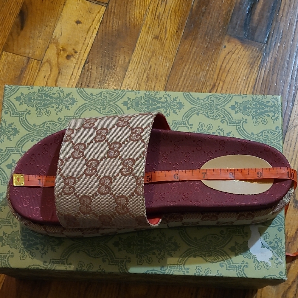 Gucci Beige and Burgundy Logo Slides - Picture 9 of 9